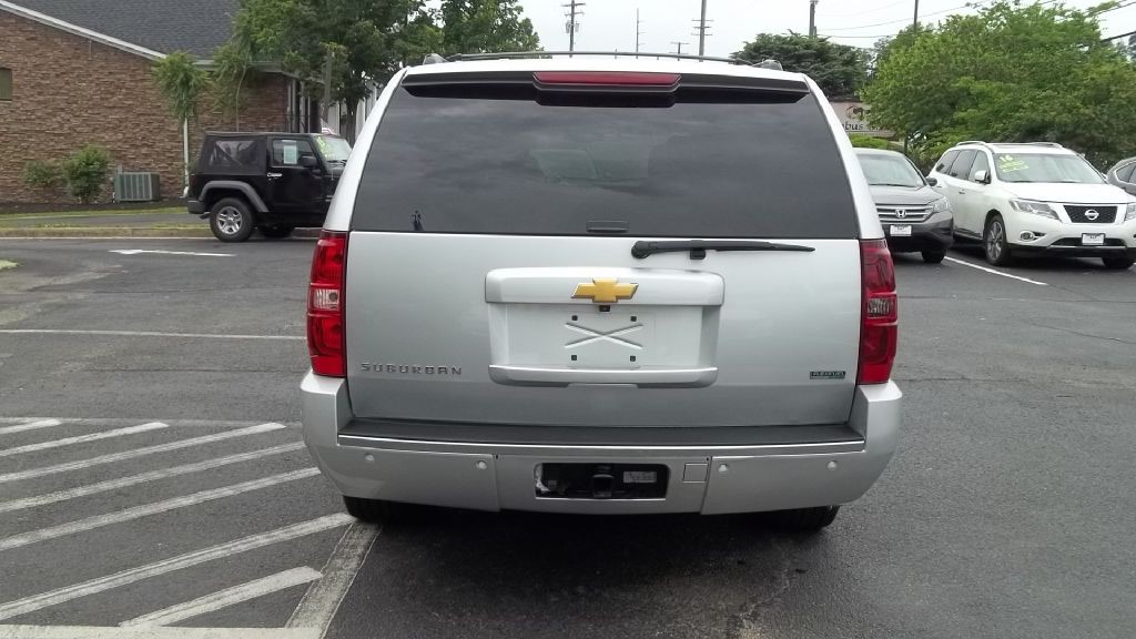 2011 Chevrolet Suburban Image 7