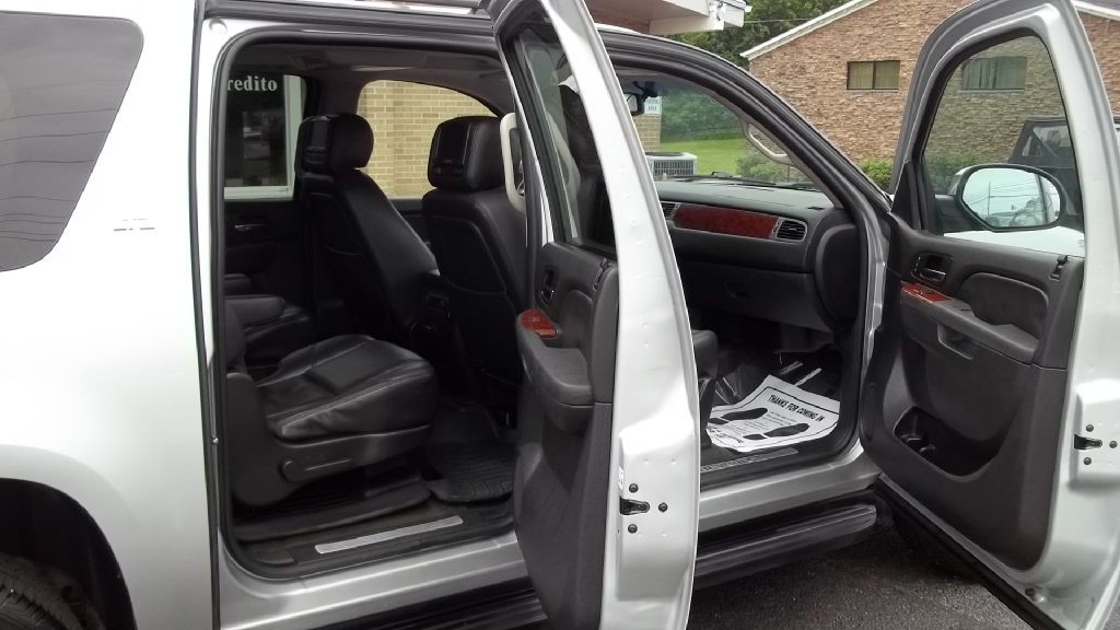 2011 Chevrolet Suburban Image 8