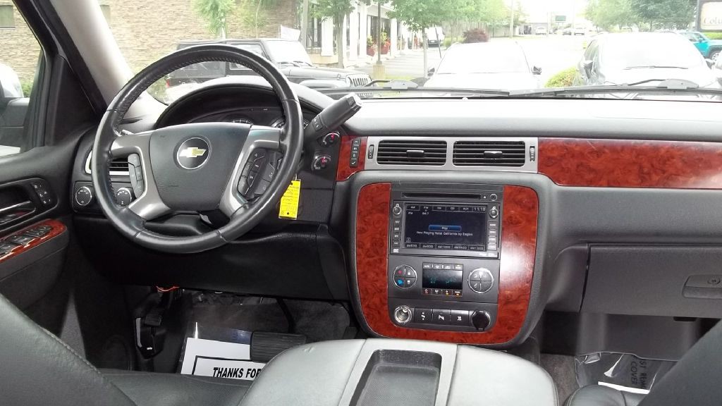 2011 Chevrolet Suburban Image 12