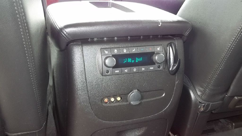 2011 Chevrolet Suburban Image 19