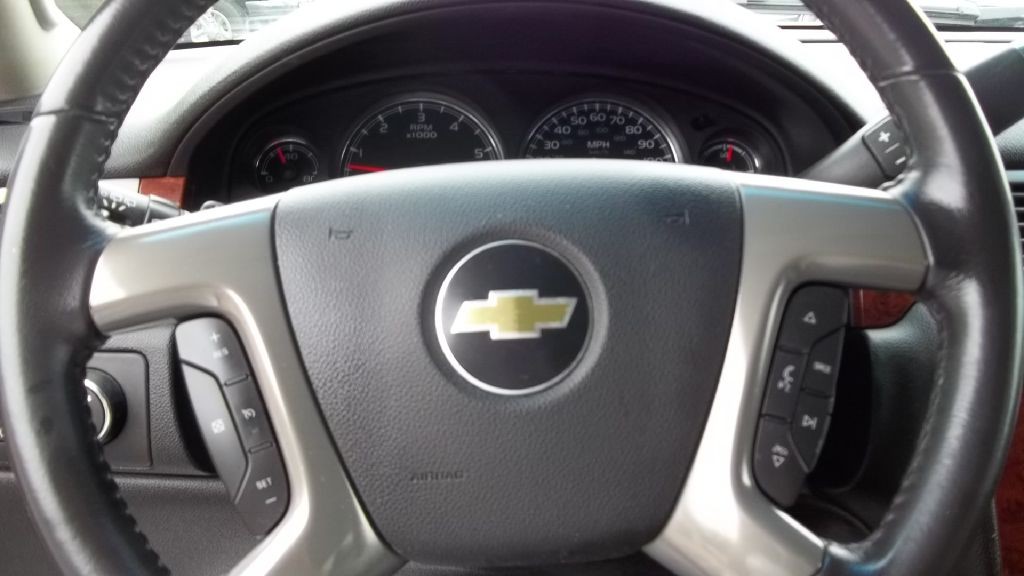 2011 Chevrolet Suburban Image 21