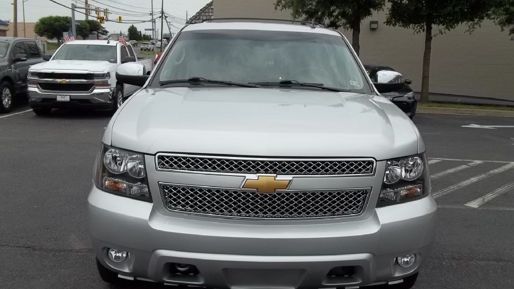 2011 Chevrolet Suburban Image 3