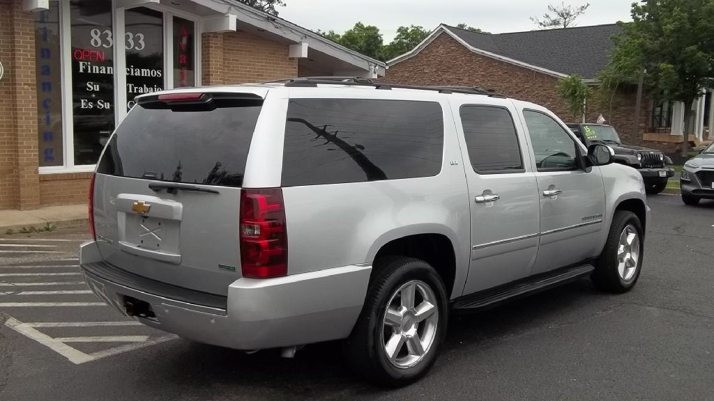 2011 Chevrolet Suburban Image 11