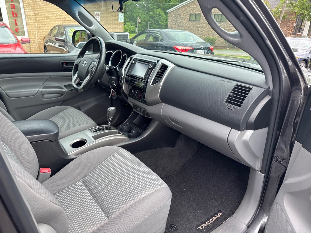 2015 Toyota Tacoma Image 9