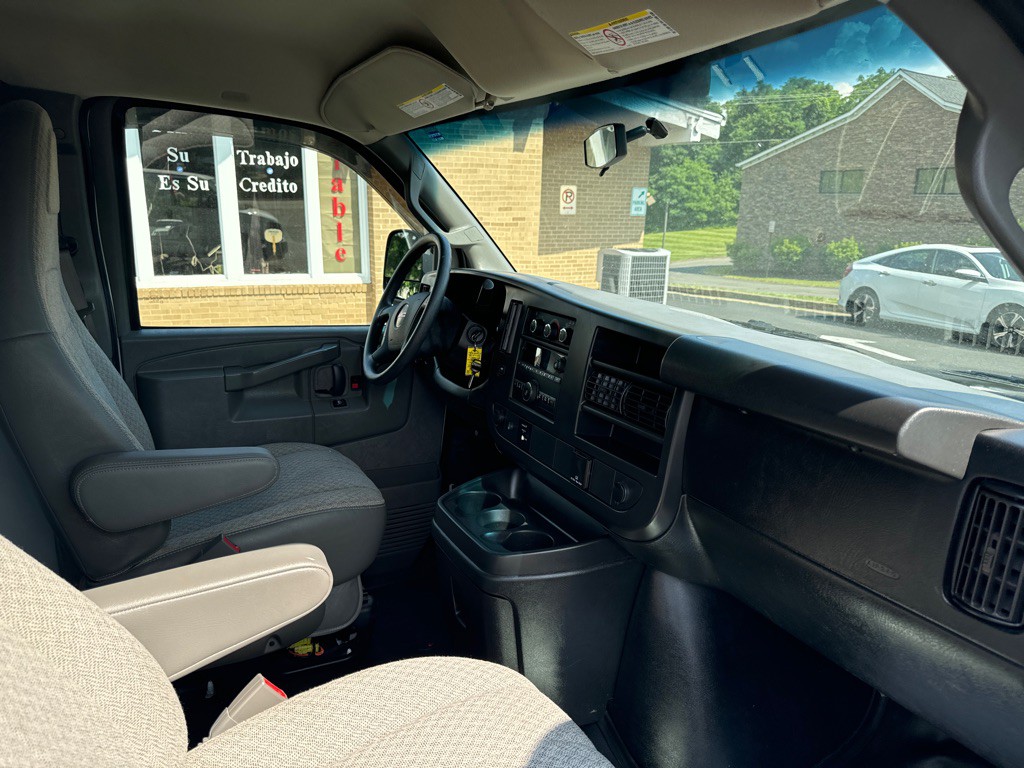2017 GMC Savana Image 9