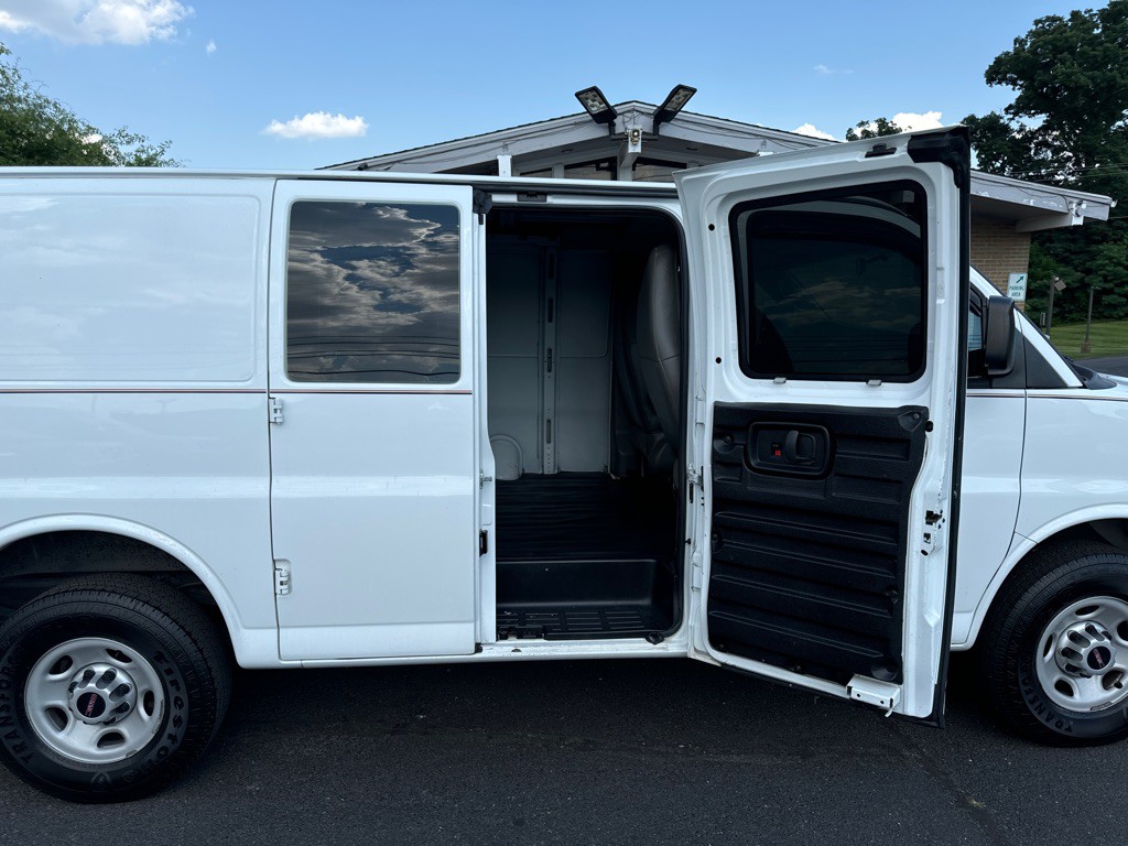 2017 GMC Savana Image 13
