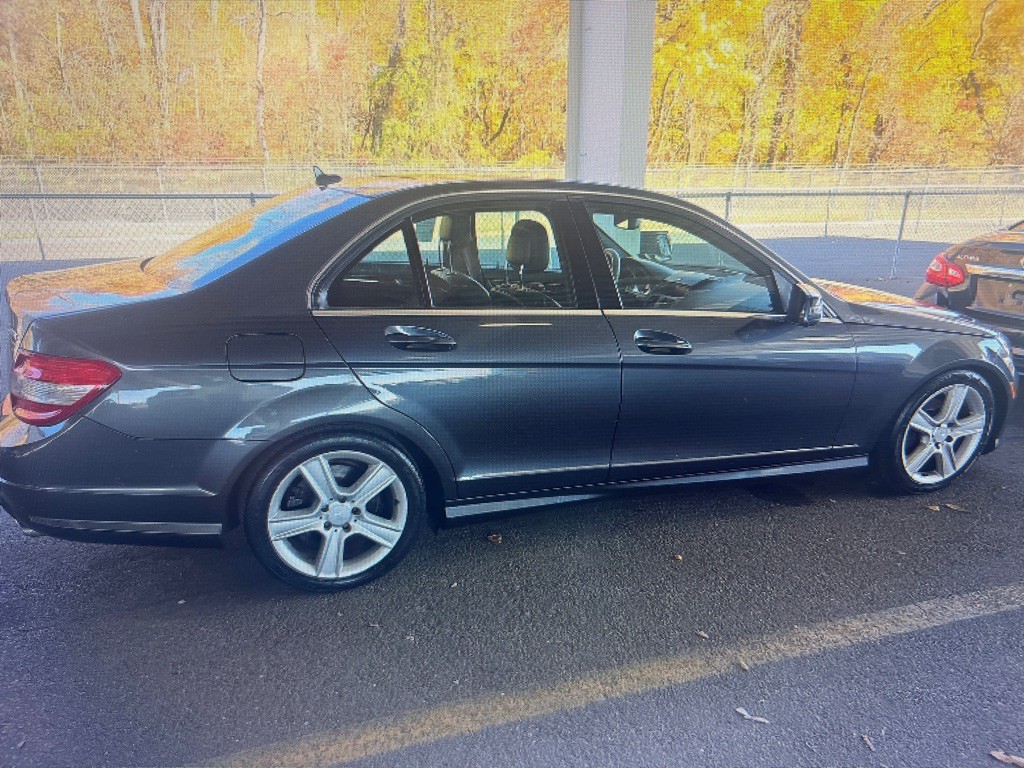 2010 Mercedes-Benz C-Class Image 2