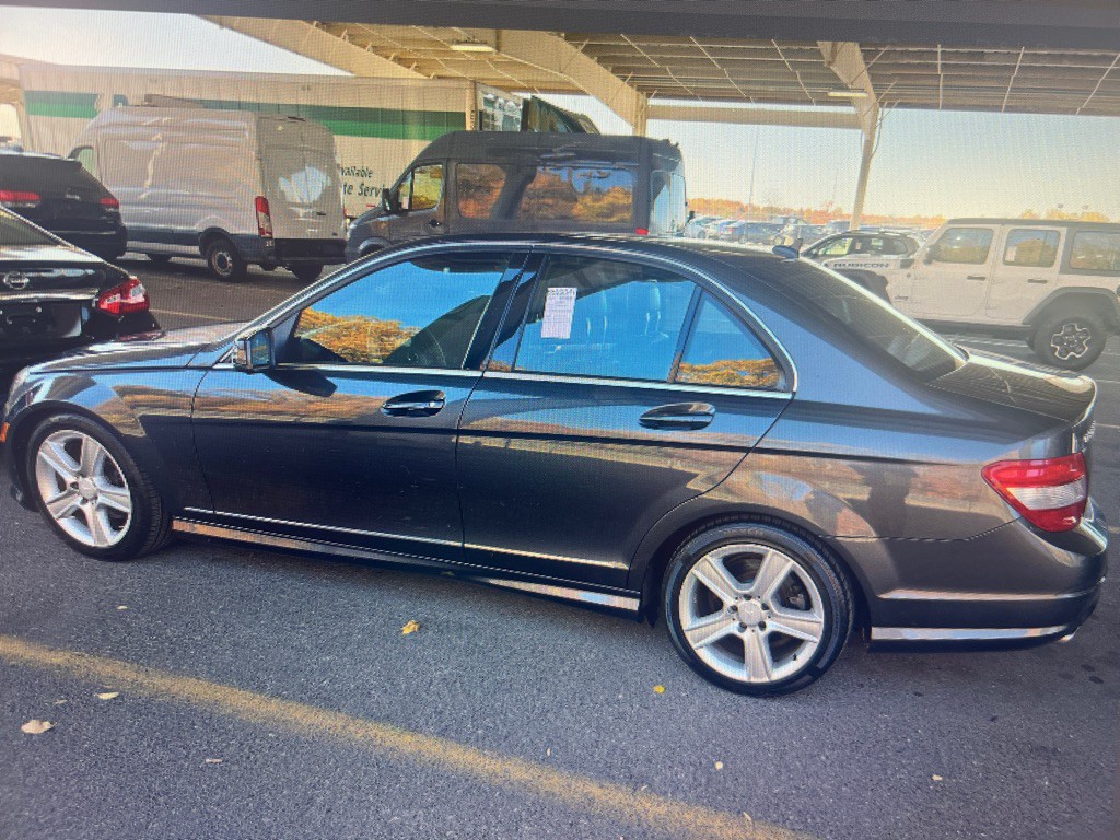 2010 Mercedes-Benz C-Class Image 3