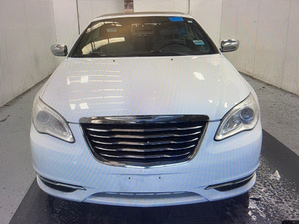 2012 Chrysler 200 Image 1