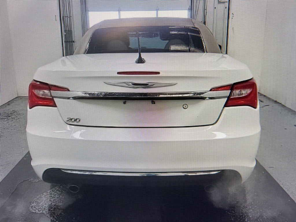 2012 Chrysler 200 Image 2