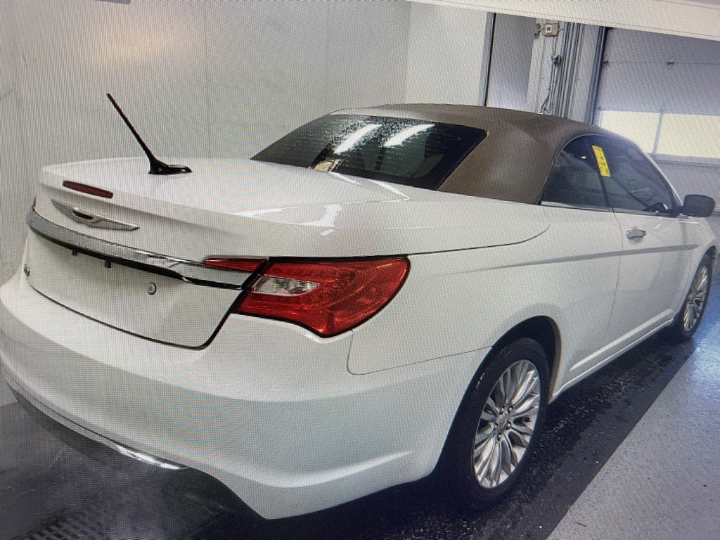 2012 Chrysler 200 Image 3