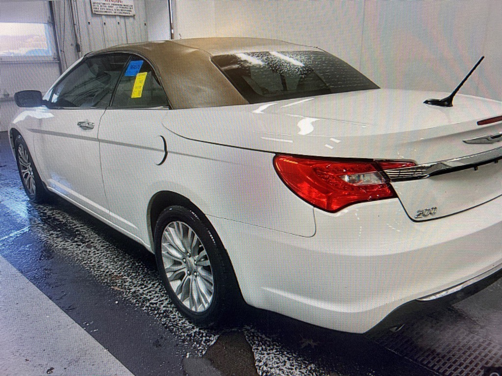 2012 Chrysler 200 Image 4