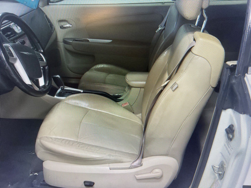 2012 Chrysler 200 Image 5