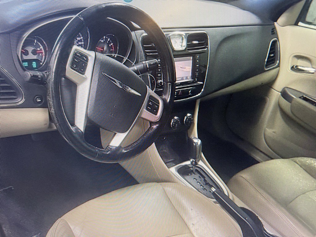 2012 Chrysler 200 Image 6