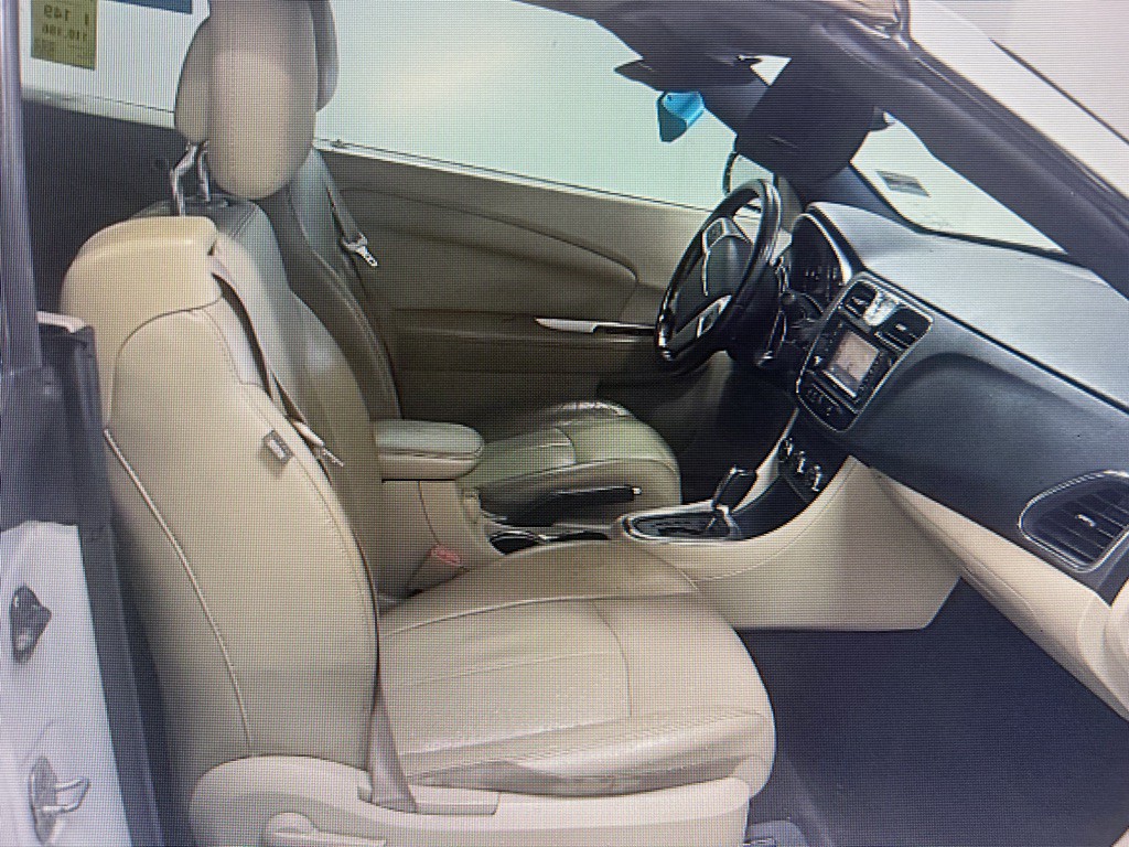 2012 Chrysler 200 Image 7