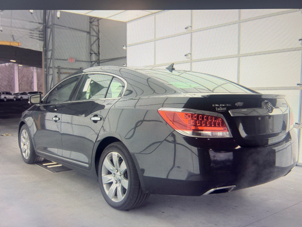 2011 Buick Lacrosse Image 3