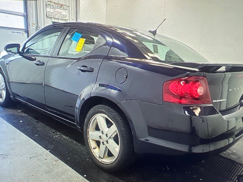 2012 Dodge Avenger Image 2