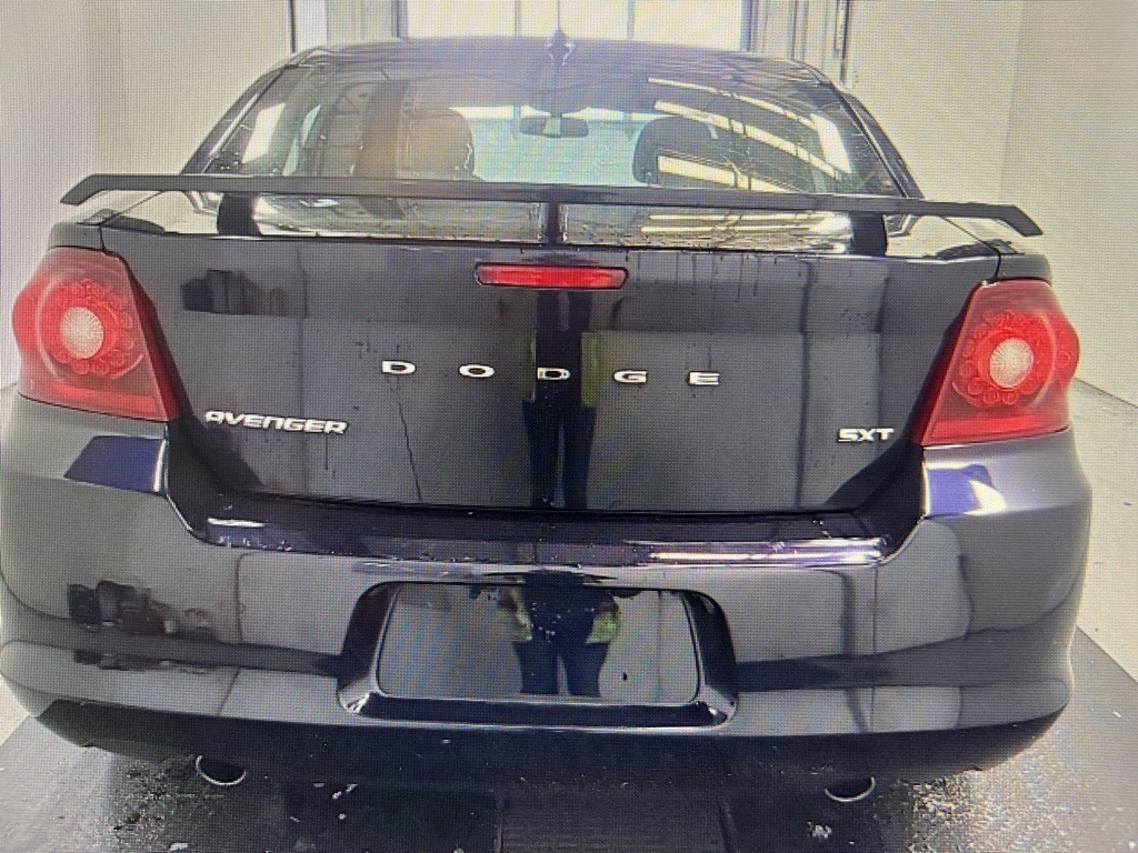 2012 Dodge Avenger Image 2