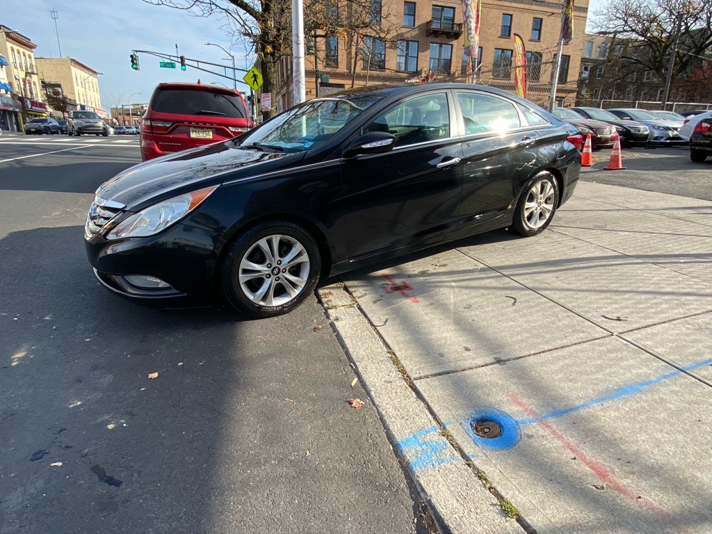 2011 Hyundai Sonata Image 2
