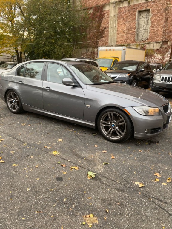 2011 BMW 3 Series Image 2