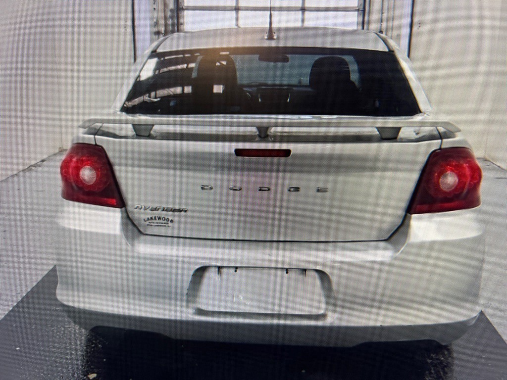 2011 Dodge Avenger Image 2