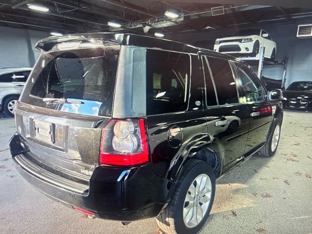 2011 Land Rover LR2 Image 2