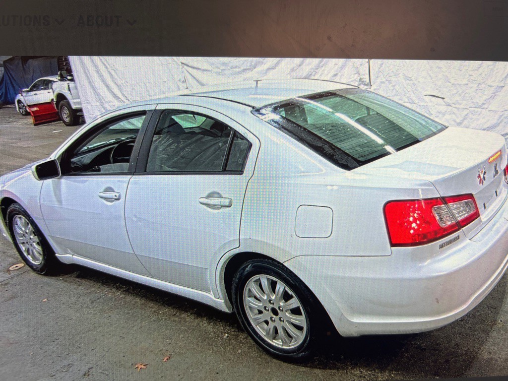 2011 Mitsubishi Galant Image 1