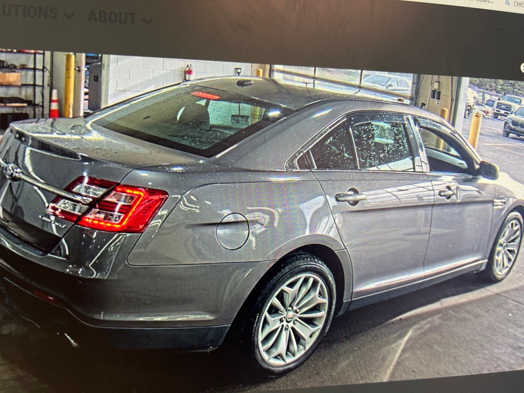 2014 Ford Taurus Image 2