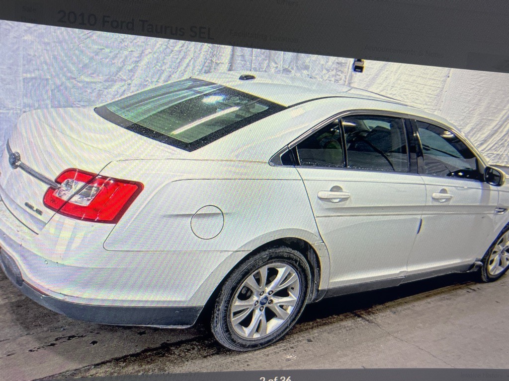 2010 Ford Taurus Image 1