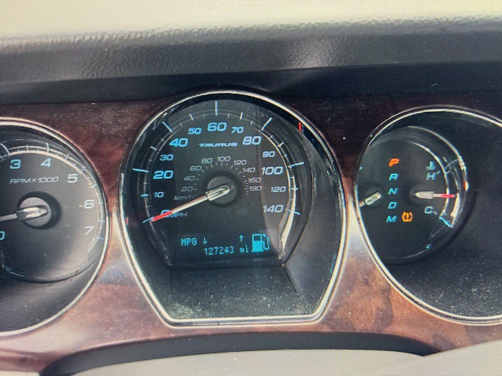 2010 Ford Taurus Image 2