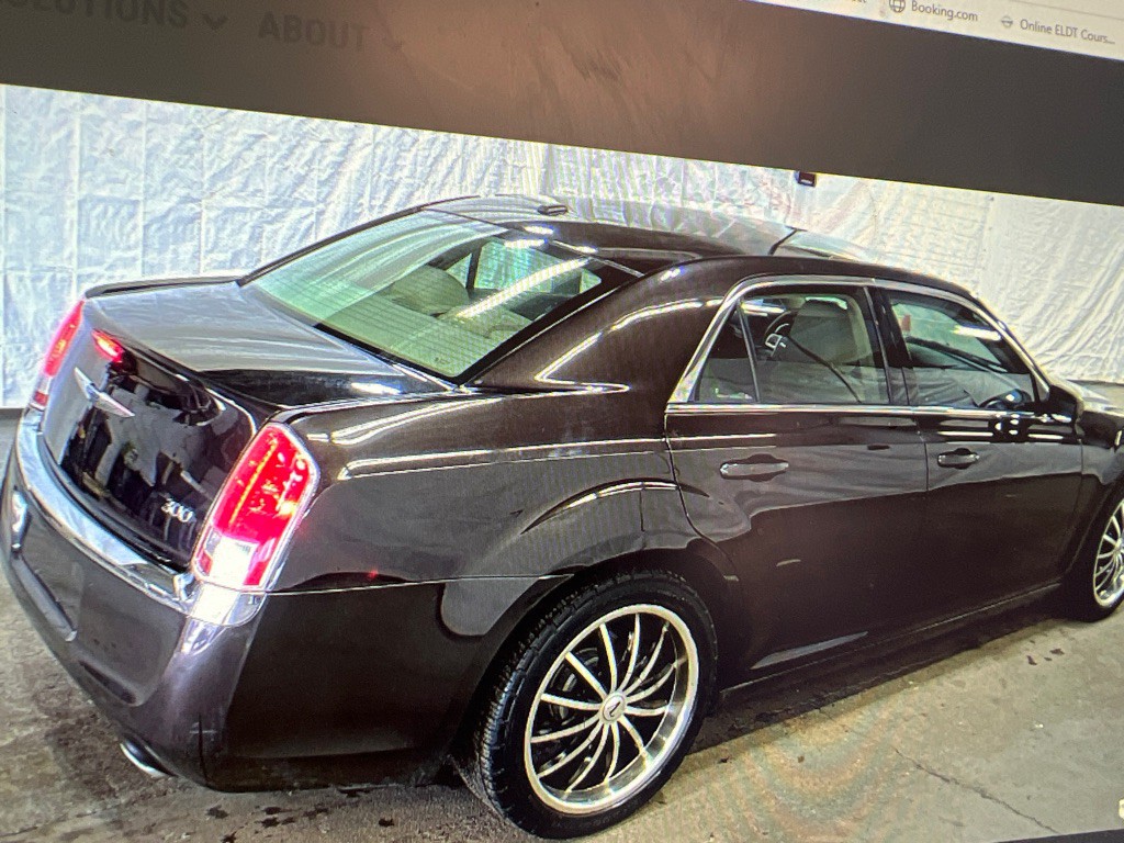 2012 Chrysler 300 Image 2