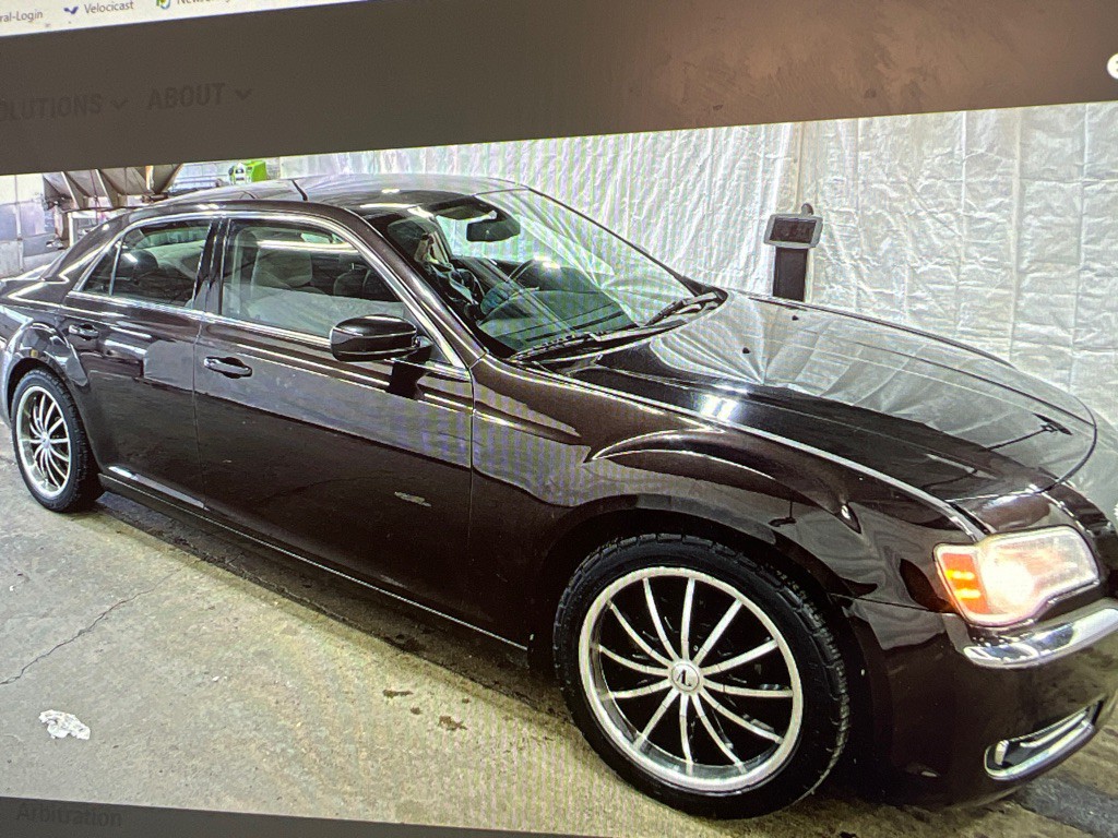 2012 Chrysler 300 Image 4