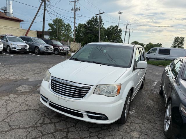 2012 Chrysler Town & Country Image 2