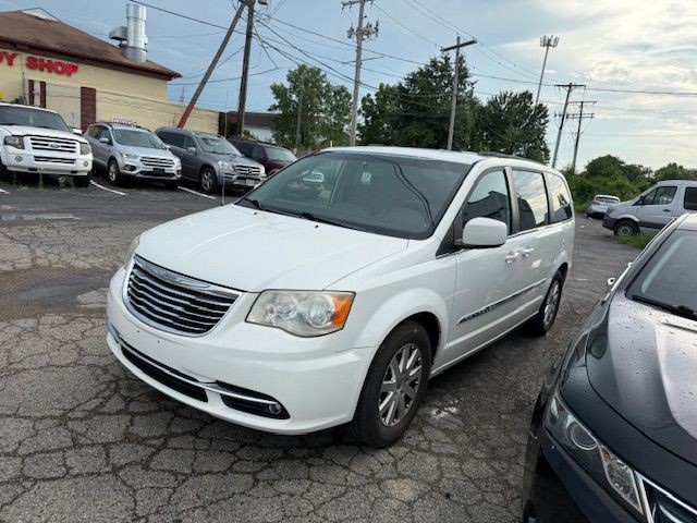2012 Chrysler Town & Country Image 3