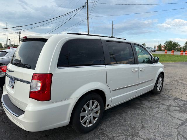 2012 Chrysler Town & Country Image 7