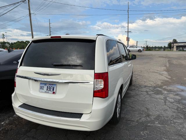2012 Chrysler Town & Country Image 8