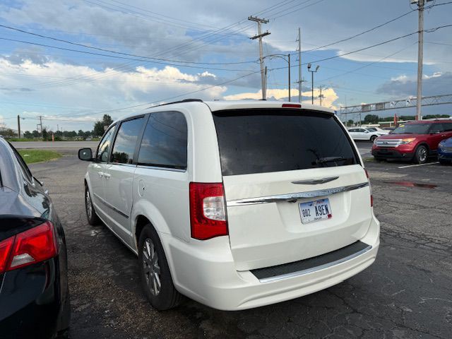 2012 Chrysler Town & Country Image 10