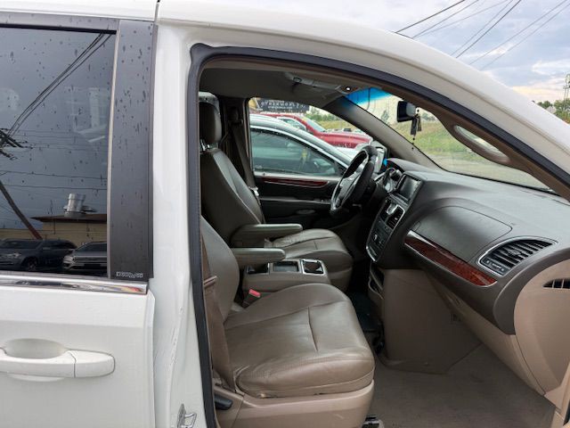 2012 Chrysler Town & Country Image 13