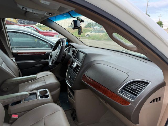 2012 Chrysler Town & Country Image 14