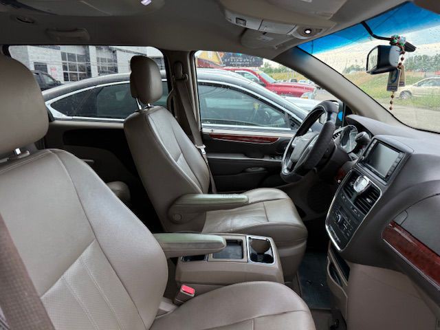 2012 Chrysler Town & Country Image 15