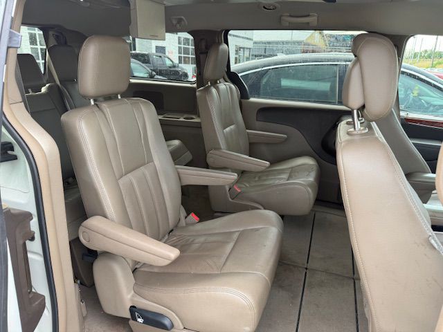 2012 Chrysler Town & Country Image 17
