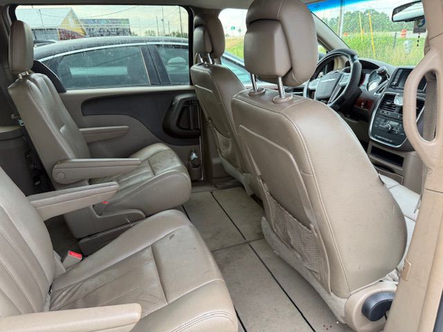 2012 Chrysler Town & Country Image 18
