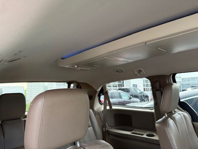 2012 Chrysler Town & Country Image 21