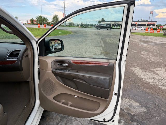 2012 Chrysler Town & Country Image 24