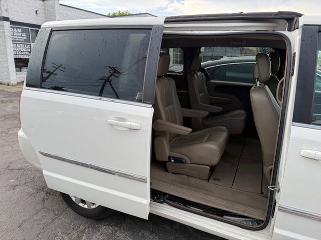 2012 Chrysler Town & Country Image 25