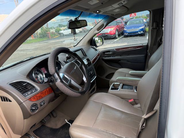 2012 Chrysler Town & Country Image 26