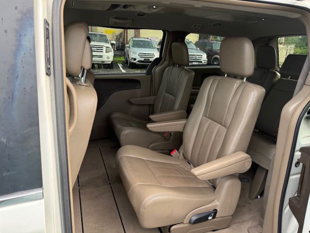 2012 Chrysler Town & Country Image 29