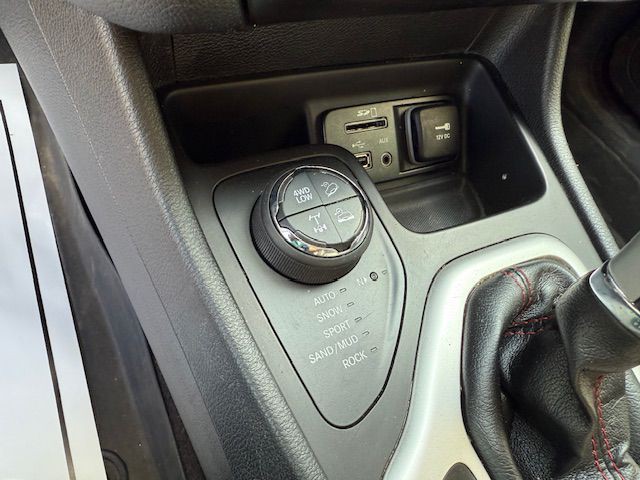 2017 Jeep Cherokee Image 32