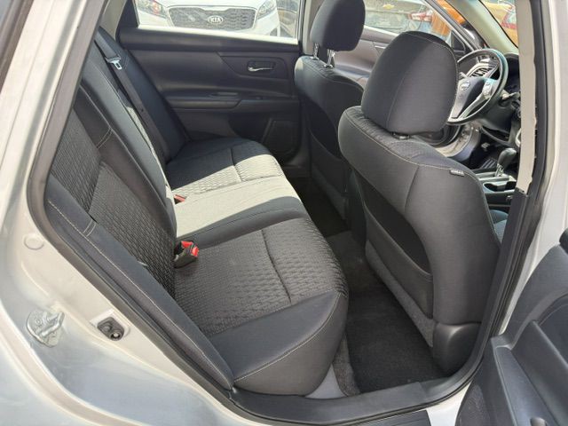 2017 Nissan Altima Image 30