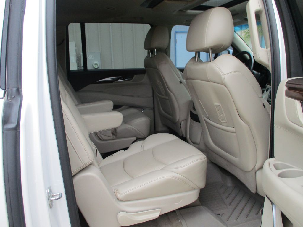 2017 Cadillac Escalade Image 11